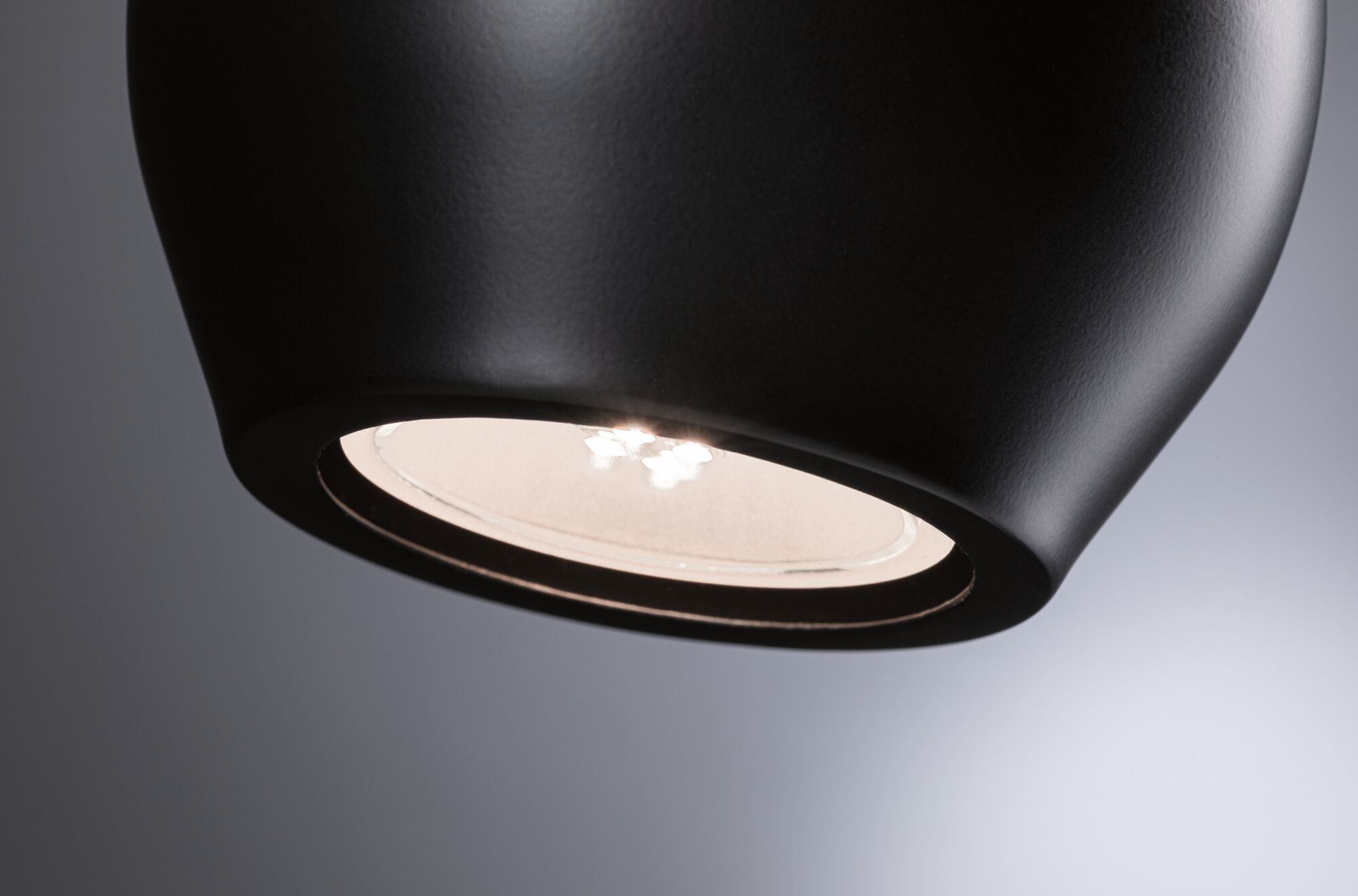 Schwarze LED-Deckenleuchte aus Metall mit warmweißem Licht für moderne Innenräume