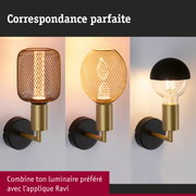 Trois appliques murales avec bras en métal doré et abat-jours en fil métallique et verre pour éclairage intérieur
