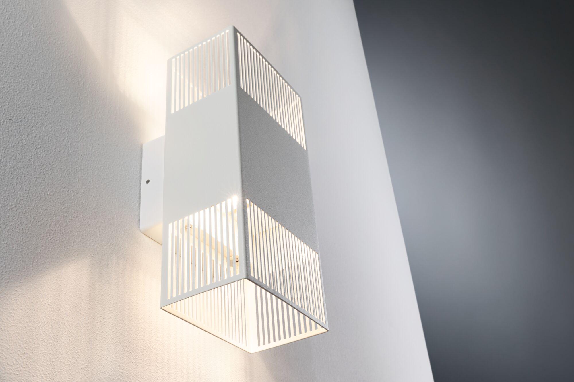 Applique murale moderne en métal blanc avec lames verticales et lumière LED blanc chaud pour intérieur