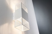 Moderner weißer Metall-Wandleuchter mit vertikalen Streben und warmweißem LED-Licht für Innenräume