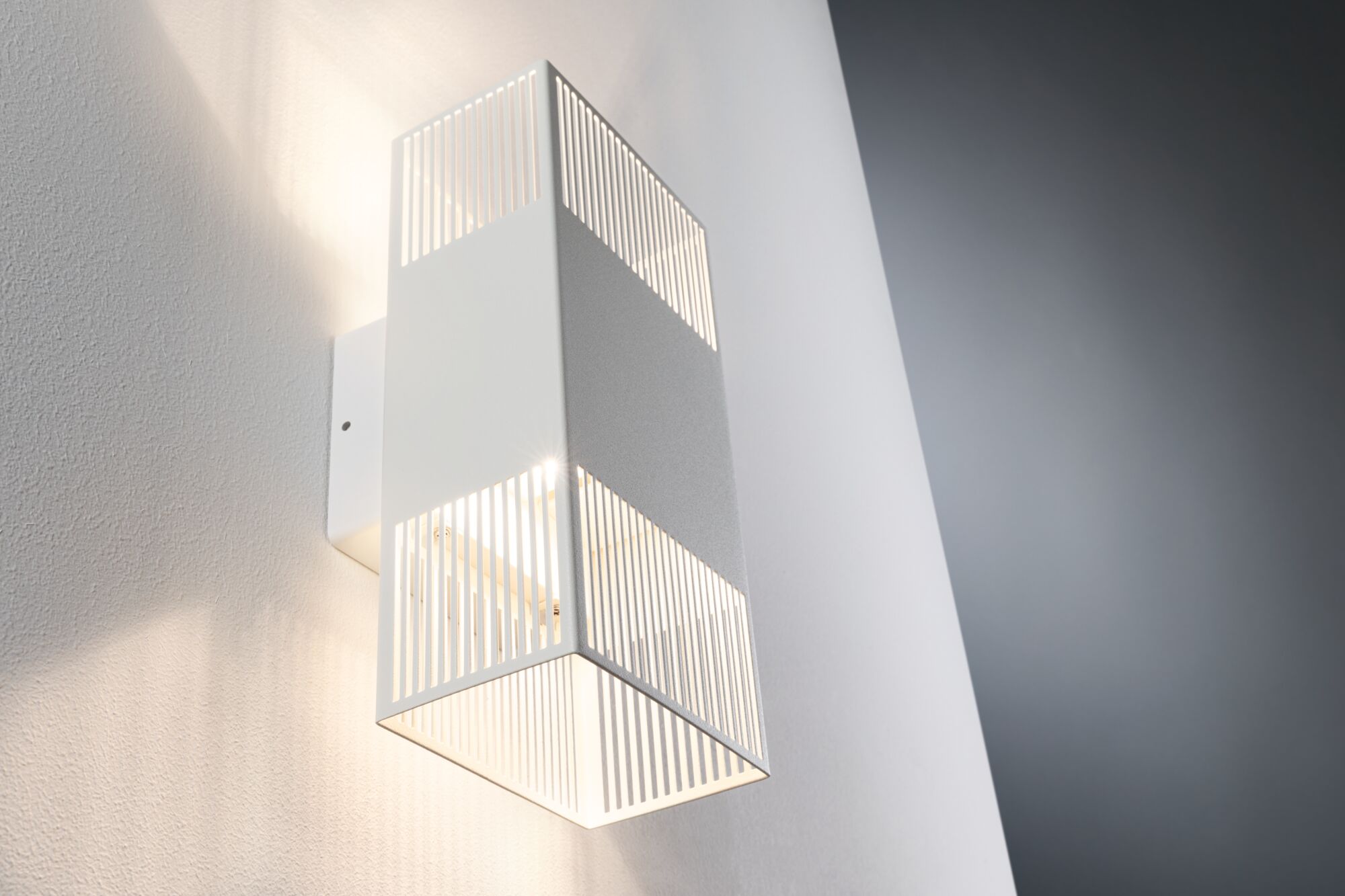 Moderner weißer Metall-Wandleuchter mit vertikalen Streben und warmweißem LED-Licht für Innenräume