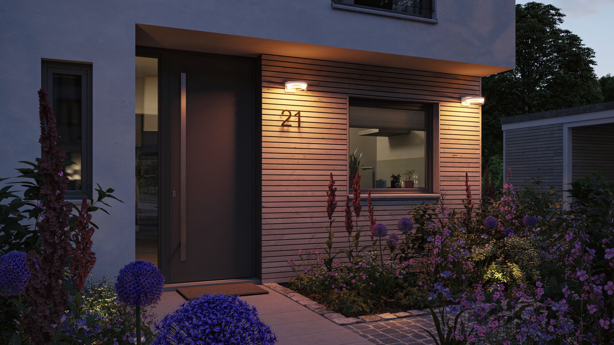 Moderne Außenwandleuchten mit warmweißem Licht an Holzfassade neben Haustür und Fenster im Garten.