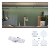 Plan de travail de cuisine avec robinet en acier inoxydable et crédence en verre vert, connecteurs LED en plastique blanc.