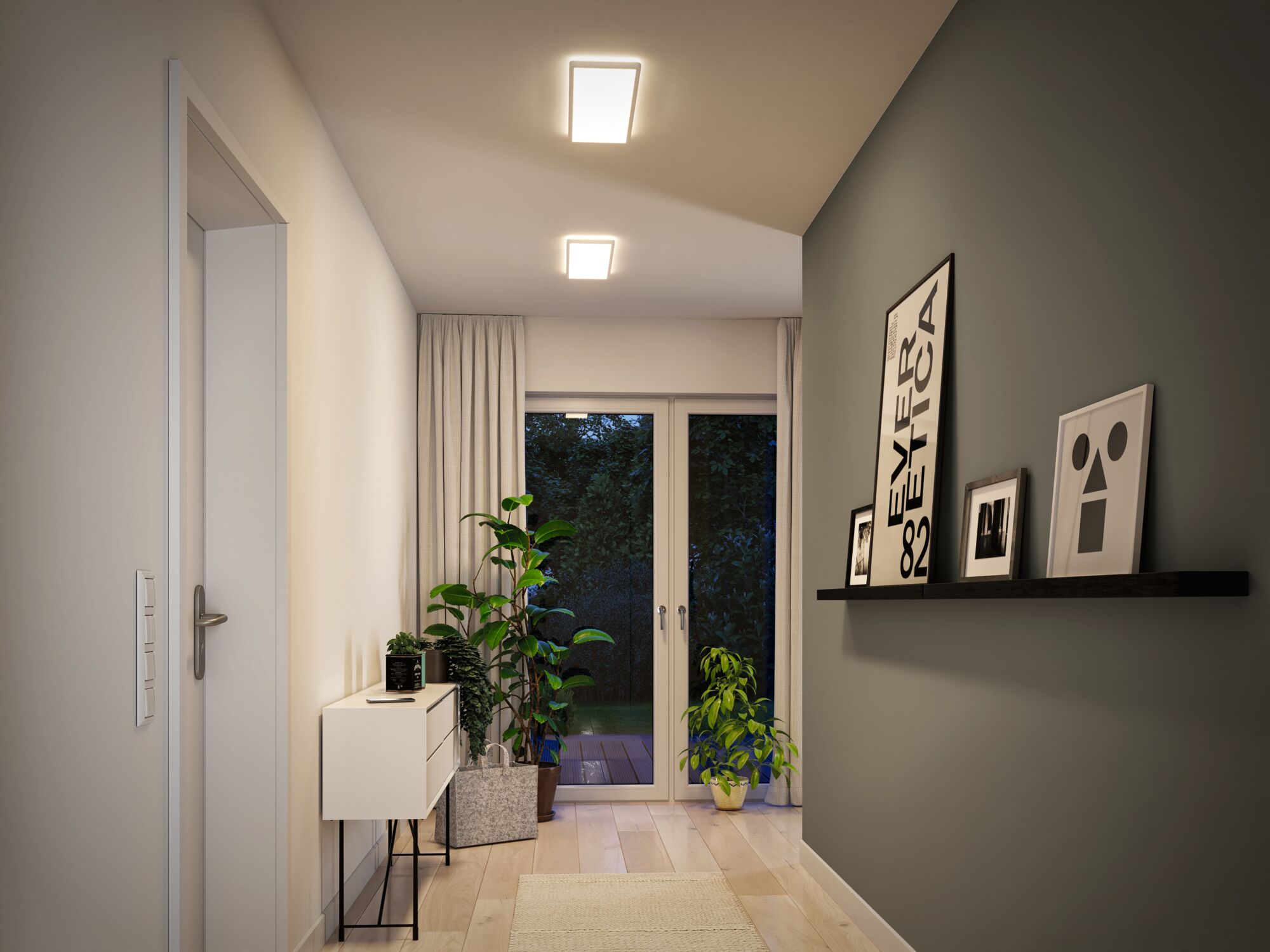 Moderner Flur mit weißen Deckenleuchten, grünen Pflanzen und minimalistischer Einrichtung in warmem Licht.