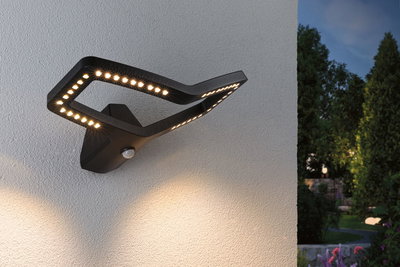 Schwarze LED-Außenwandleuchte mit Bewegungsmelder und warmweißem Licht für Garten und Terrasse.