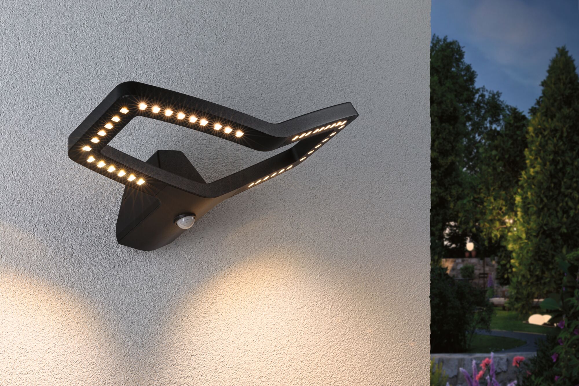 Applique murale extérieure LED noire avec détecteur de mouvement et lumière blanc chaud pour jardin.