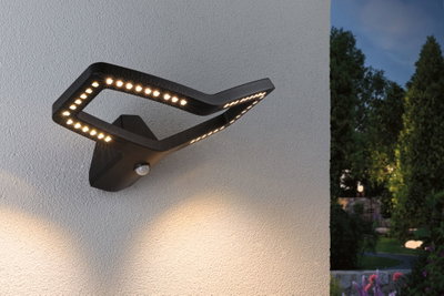 Sort LED-udendørsvæglampe med bevægelsessensor og varmt hvidt lys til have og terrasse.