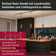 Moderne Basic-Pendelleuchte mit schwarzem Kabel und Glas-Schirm in Küche mit Holzarbeitsplatte