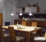 Moderne Küche mit Holz-Esstisch und weißen Pendelleuchten, stilvolle Wohnraumbeleuchtung.