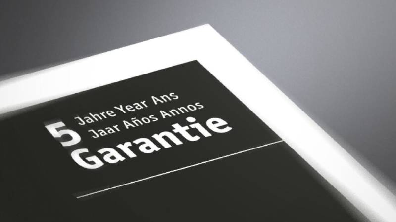 Bannière noire de garantie avec texte blanc indiquant 5 ans de garantie en plusieurs langues pour assurance produit.