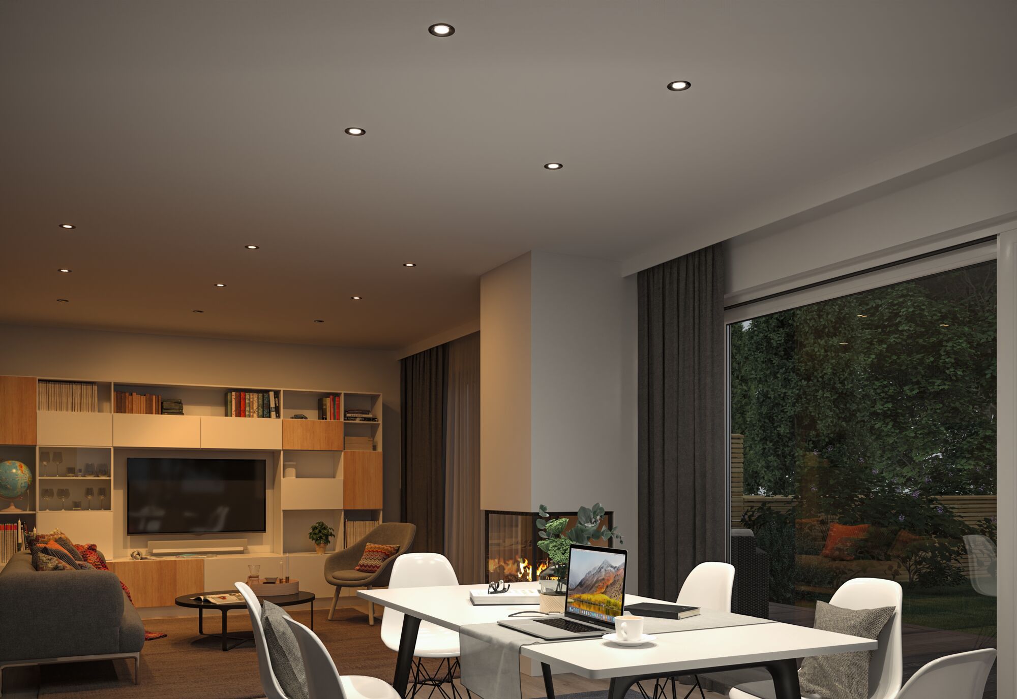 Moderne woonkamer met witte stoelen, eettafel, open haard en ingebouwde LED-plafondlampen voor sfeerverlichting.