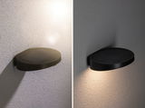 Schwarze Solar-Wandleuchte aus Metall mit warmweißem LED-Licht für Außenbereiche und energiesparende Beleuchtung.