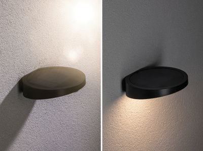 Schwarze Solar-Wandleuchte aus Metall mit warmweißem LED-Licht für Außenbereiche und energiesparende Beleuchtung.