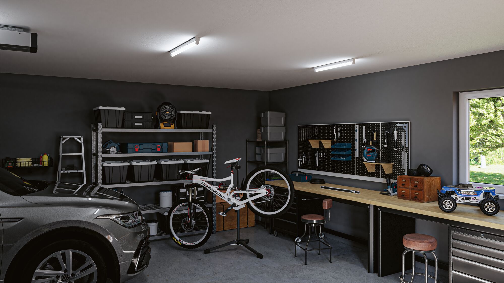 Moderne garage met grijze auto, witte fiets op standaard, werkbank met gereedschapsbord en LED-plafondlampen