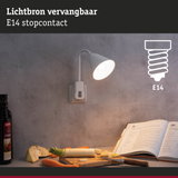 Witte flexibele wandleeslamp met E14-fitting boven kookboek en groenten tegen grijze muur