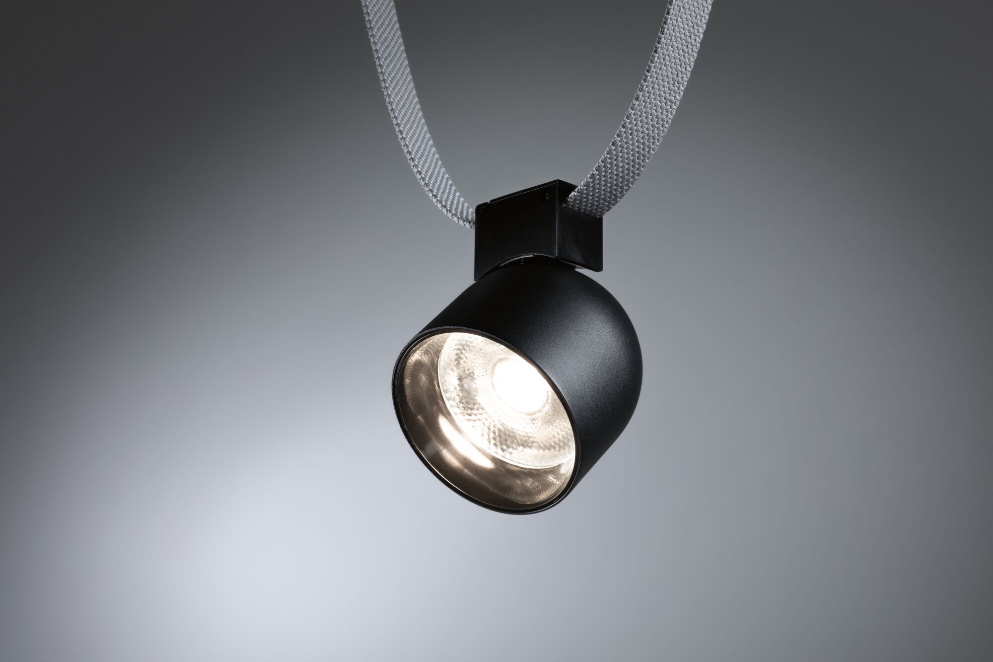 Suspension LED noire avec lampe ronde et câble textile gris pour intérieurs modernes.