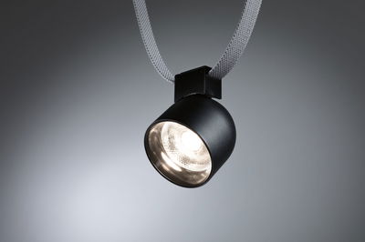 Suspension LED noire avec lampe ronde et câble textile gris pour intérieurs modernes.