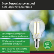 Energiezuinige LED-gloeilamp met helder glas en schroefsokkel tegen groen-blauwe achtergrond