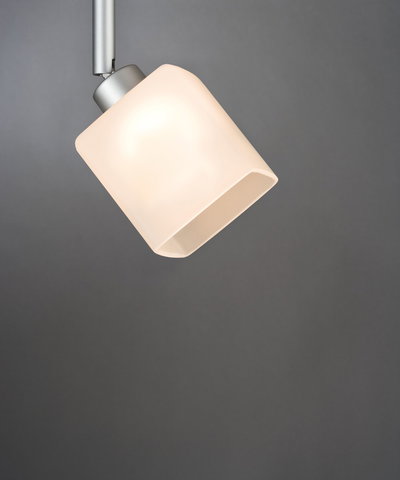 Spot de plafond moderne avec abat-jour en verre blanc mat et bras en métal argenté pour intérieur.
