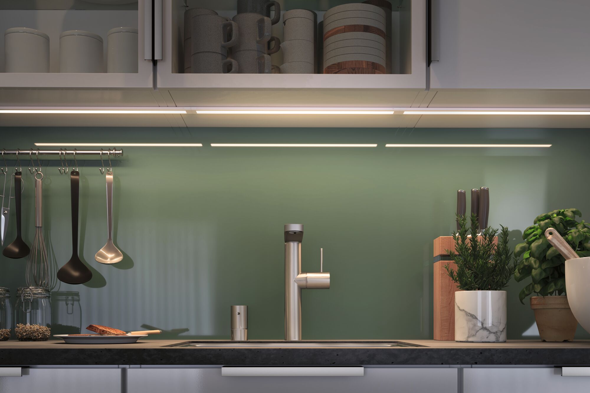 Moderne Küchenzeile mit Edelstahl-Spültischarmatur, grüner Glasrückwand und LED-Unterbauleuchte