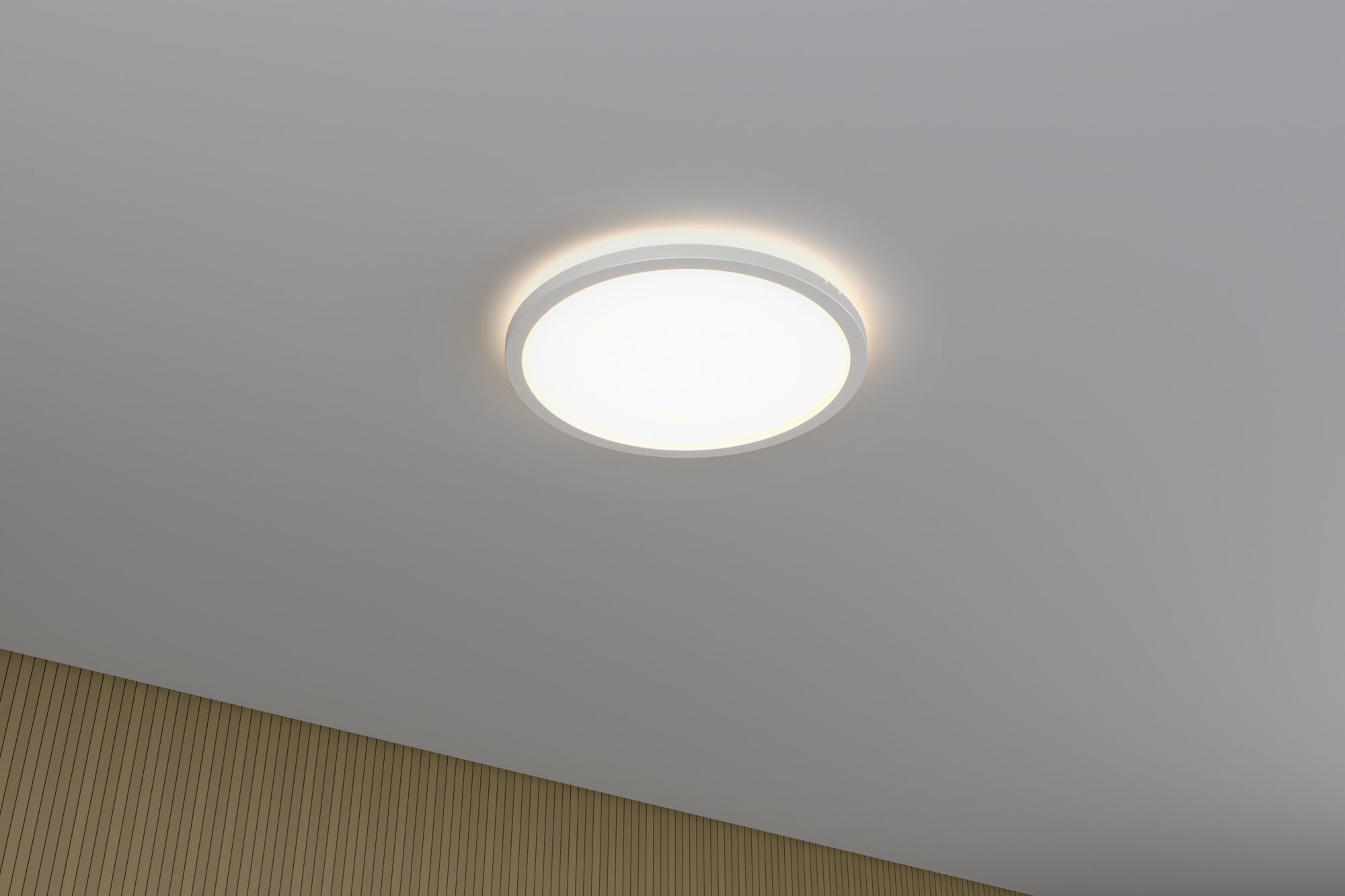Runde weiße LED-Deckenleuchte mit warmweißem Licht und modernem Design für Wohnräume
