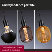 Trois suspensions modernes en métal noir avec différents abat-jours et lumière chaude