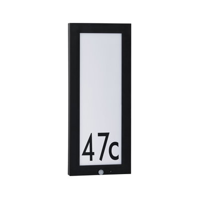 Plaque de numéro de maison LED noire avec fond blanc et numéro 47c, design moderne et résistant.
