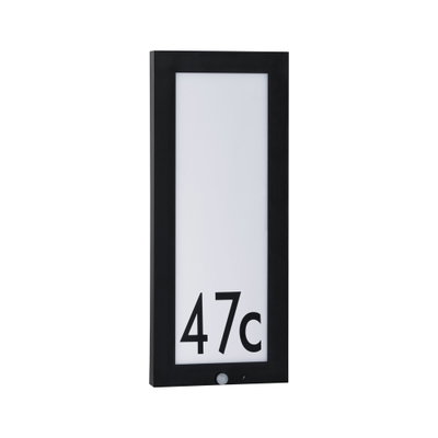 Schwarzes LED-Hausnummernschild mit weißem Hintergrund und Zahl 47c, wetterfest und modern.