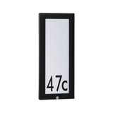 Plaque de numéro de maison LED noire avec fond blanc et numéro 47c, design moderne et résistant.