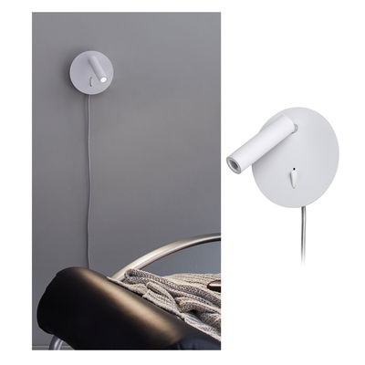 Moderner weißer LED-Wandleuchter aus Metall mit schwenkbarem Spot und Schalter für Wohnraumbeleuchtung