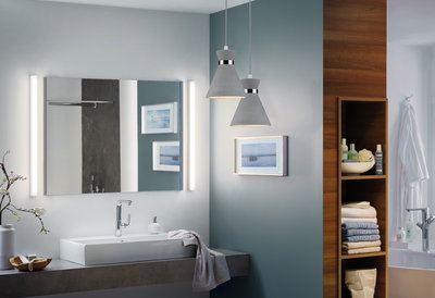 Modernes Badezimmer mit weißem Waschbecken, grauer Betonarbeitsplatte und zwei grauen Betonpendelleuchten.