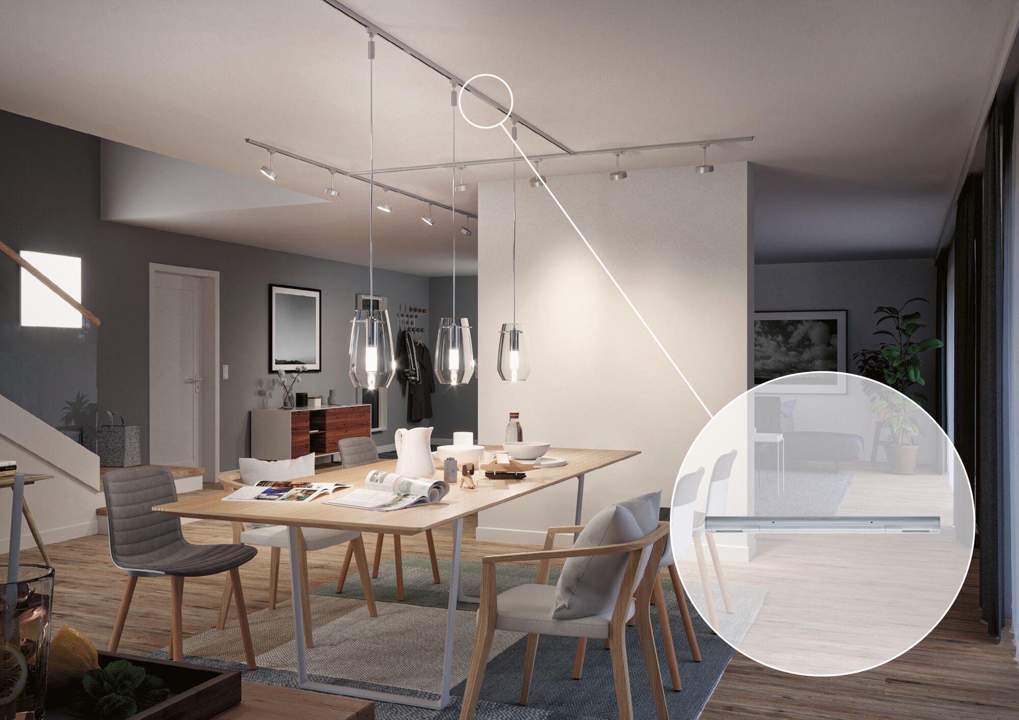 Moderne eetkamer met houten stoelen en glazen hanglampen, metalen railsysteem voor LED-verlichting in beeld