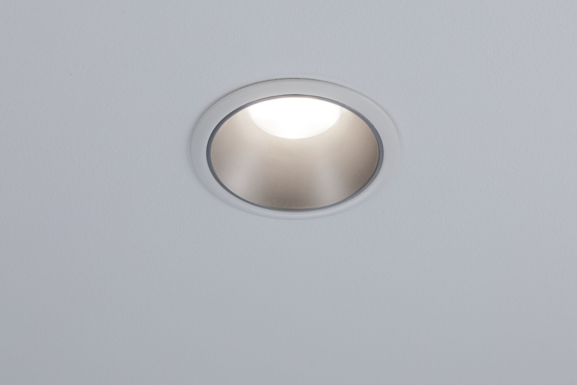 Ronde witte LED-inbouwspot met zilverkleurige reflector in plafond voor moderne binnenverlichting