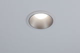 Ronde witte LED-inbouwspot met zilverkleurige reflector in plafond voor moderne binnenverlichting