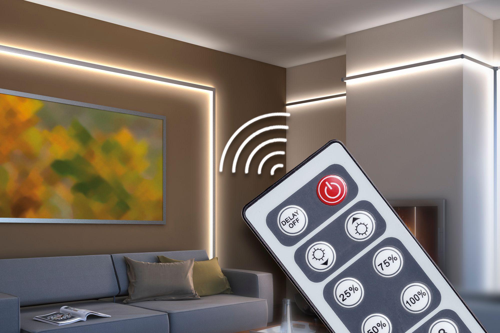 Éclairage moderne de salon avec bandes LED blanc chaud contrôlées par télécommande.