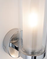 Wandlamp met chroom metaal en cilindrisch wit glas voor moderne woonverlichting