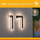 Zonne-energie huisnummer 17 met warm wit licht op grijze muur, energiezuinige buitenverlichting