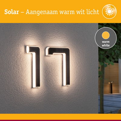 Zonne-energie huisnummer 17 met warm wit licht op grijze muur, energiezuinige buitenverlichting