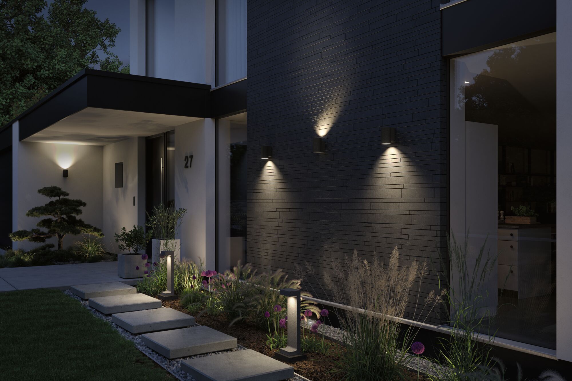 Moderne Außenbeleuchtung mit schwarzen Wandlampen und Bodeneinbauleuchten an Hausfassade und Gartenweg