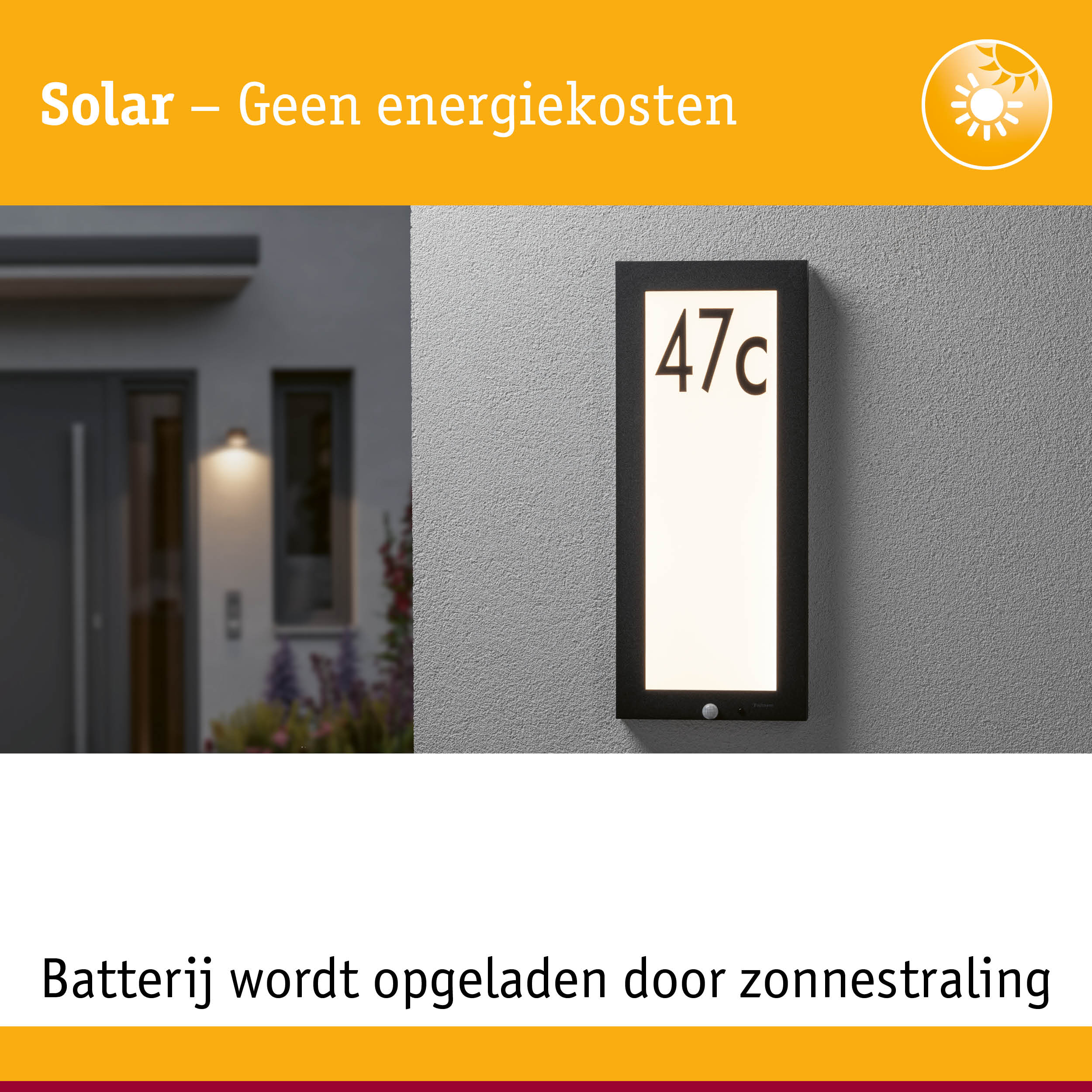 Zwart zonnepaneel huisnummerbord 47c met verlicht wit paneel aan grijze muur