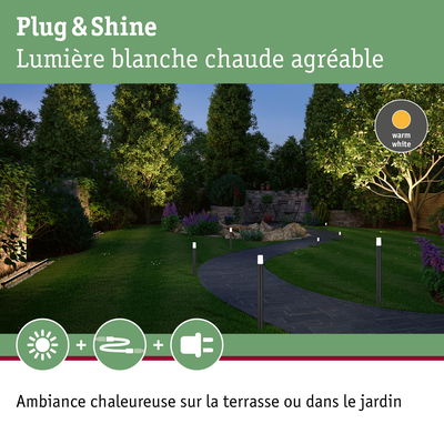 Chemin de jardin éclairé par des lampes LED Plug & Shine blanc chaud pour une ambiance chaleureuse en terrasse