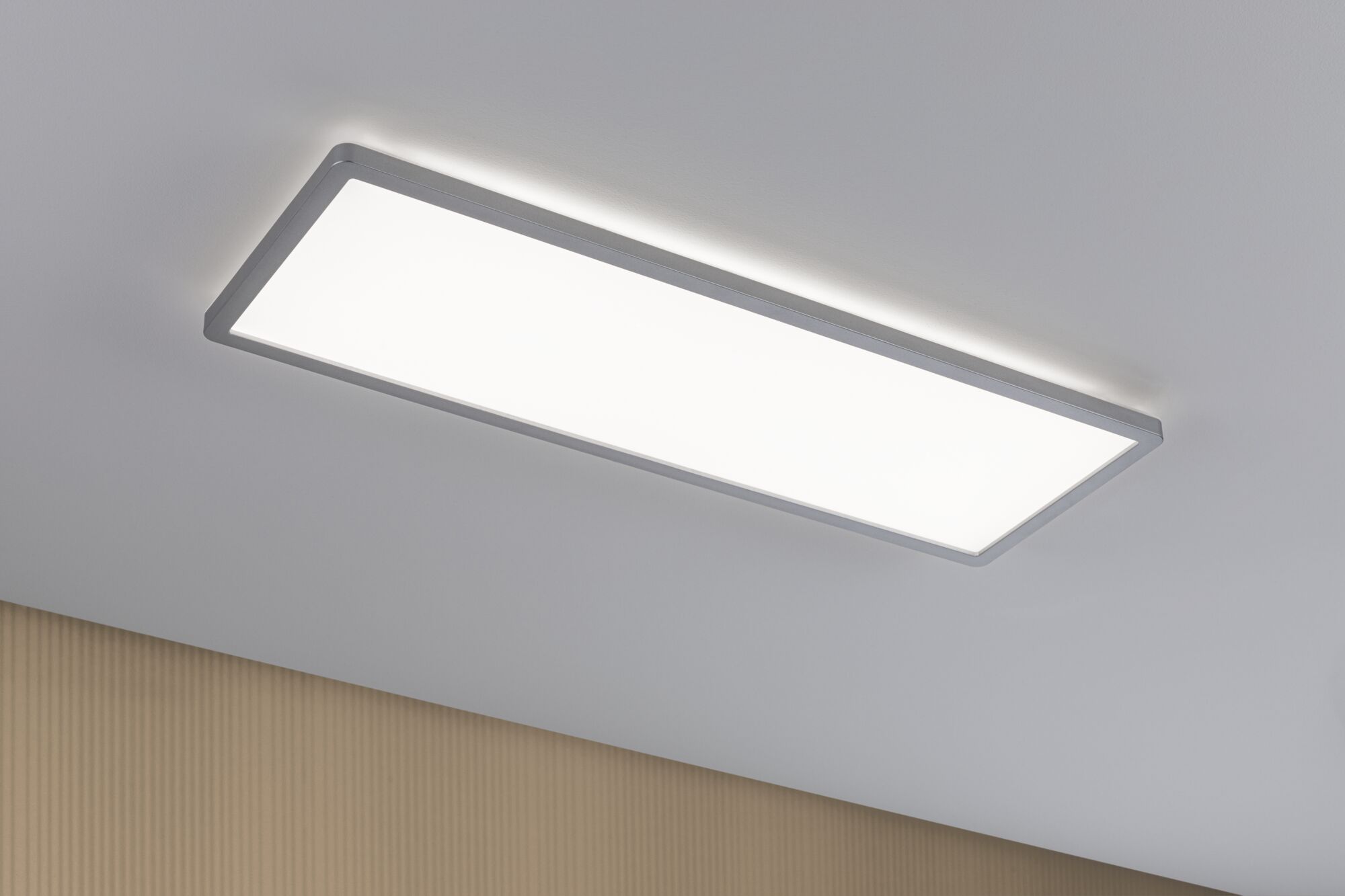 Rechthoekige LED-plafondlamp met zilverkleurige aluminiumrand en warm wit licht voor moderne ruimtes