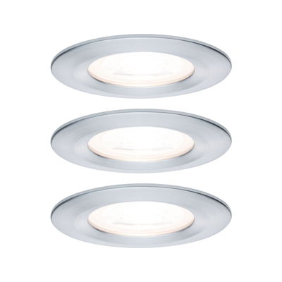 Tre runde indbygningsspots i børstet sølvfarvet aluminium til moderne LED-belysning.