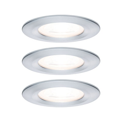 Tre runde indbygningsspots i børstet sølvfarvet aluminium til moderne LED-belysning.