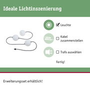 Schwarzes Kabel mit weißen Kugelleuchten für flexible Lichtinszenierung und Dekoration.