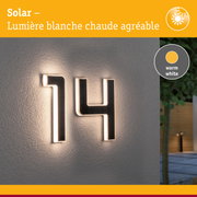 Numéro de maison solaire avec lumière blanc chaud sur mur gris, éclairage extérieur moderne
