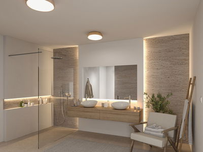 Modernes Badezimmer mit Holz-Waschtisch, zwei weißen Aufsatzbecken und warmweißer Deckenleuchte aus Holz.