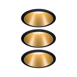 Trois spots encastrés ronds avec bord noir et réflecteur doré pour éclairage LED moderne