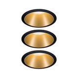 Drei runde Einbauleuchten mit schwarzem Rand und goldfarbenem Reflektor für moderne LED-Beleuchtung