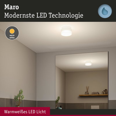 Rundes weißes LED-Deckenlicht mit warmweißem Licht in modernem Badezimmer mit Spiegel